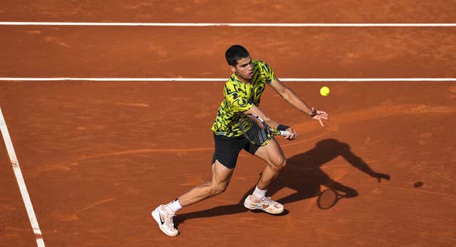 Alcaraz suda la gota gorda para tumbar a Davidovich en Barcelona