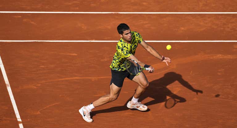 Alcaraz golpea una volea en el torneo Conde de Godó en Barcelona.