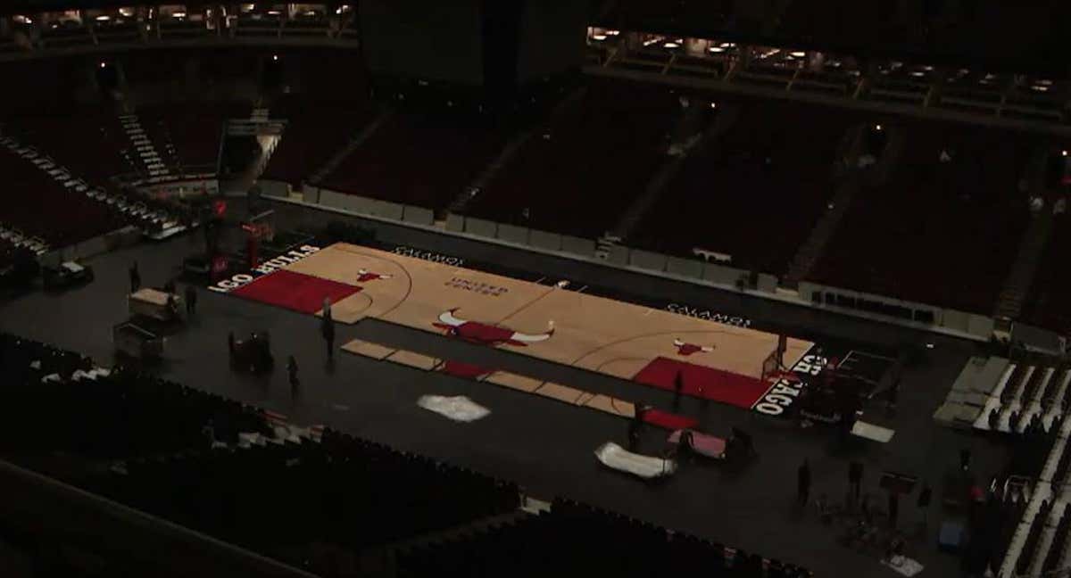 El cambio de parqué del United Center, donde juegan los Bulls de la NBA y los Blackhawks de la NHL./UNITED CENTER