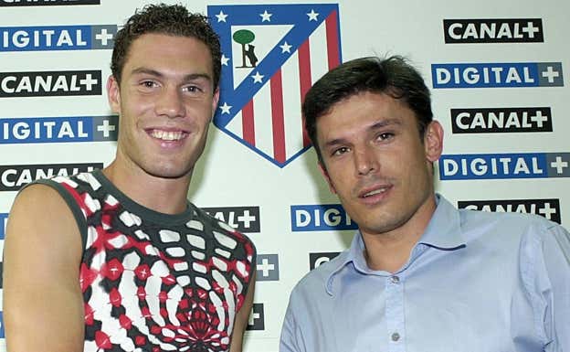 Nano posa junto a Toni Muñoz, director deportivo del Atlético de Madrid en el verano de 2003.  EFE