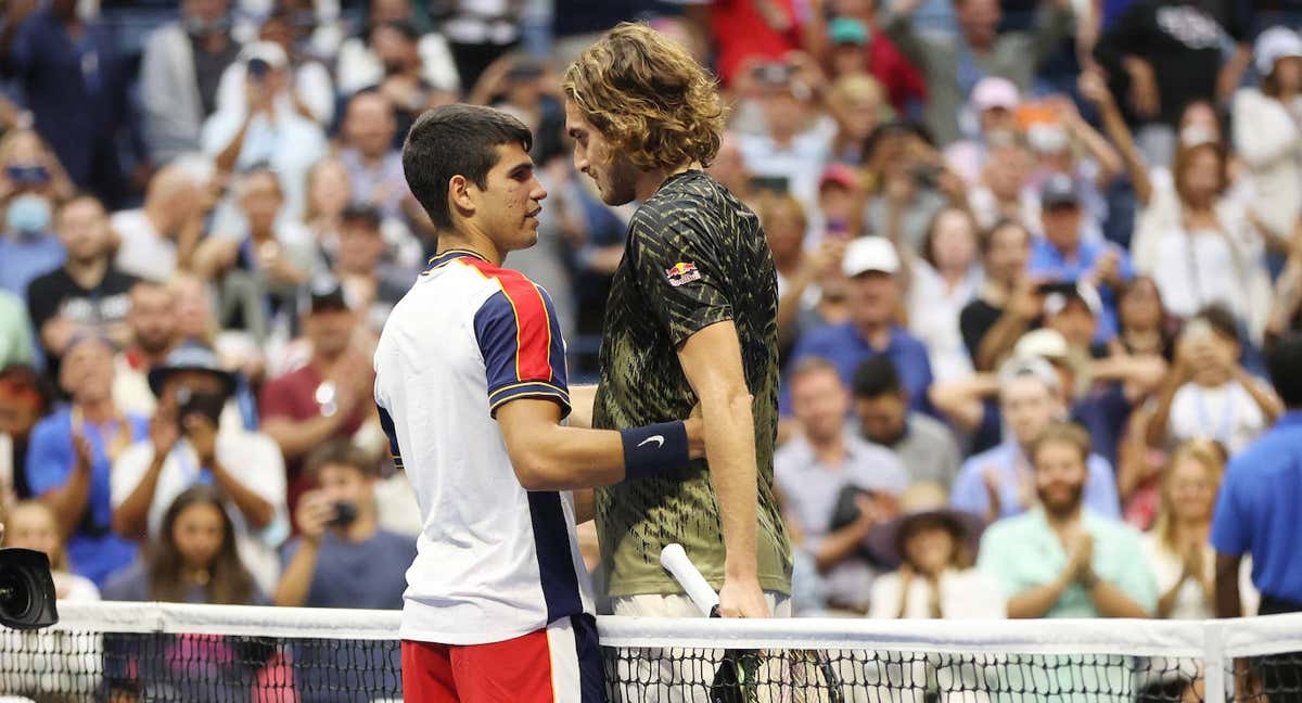 Carlos Alcaraz y Stefanos Tsitsipas se saludan tras su partido del US Open 2021.