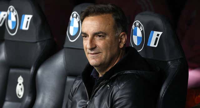 Carvalhal le pide la camiseta a Militao: «Sé que no queda bien, pero me da igual»