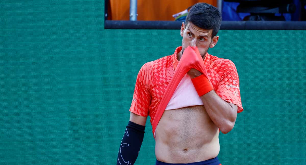 Djokovic sigue su calvario en la tierra batida esta temporada./REUTERS