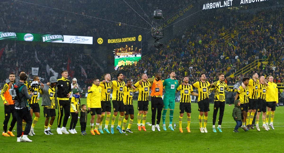 El Dortmund celebra su liderato en casa. /REUTERS