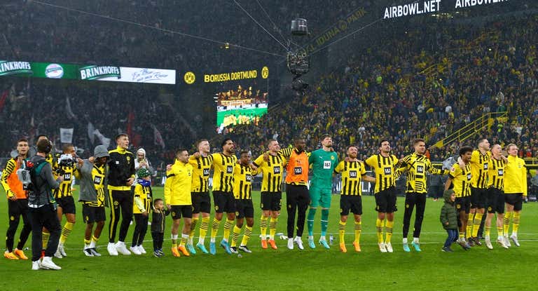 El Dortmund celebra su liderato en casa.