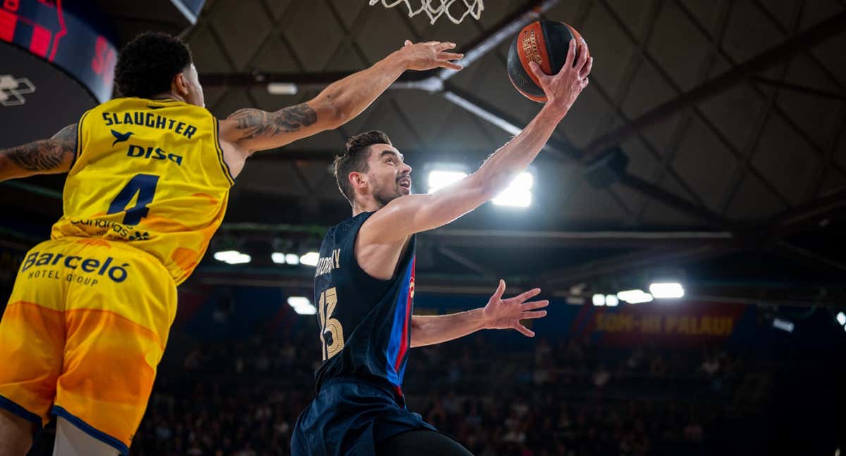 TOMAS SATORANSKY BUSCA ANOTAR ANTE LA DEFENSA DE AJ SLAUGHTER/ ACB PHOTO