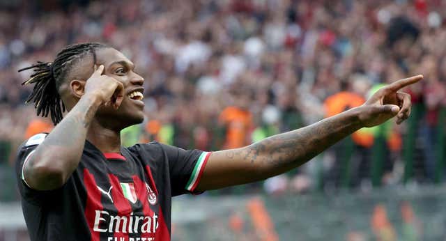 Un San Siro lleno festeja la vuelta a semifinales de Champions y los goles de Rafael Leao
