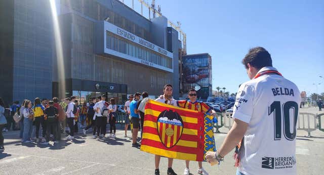 La afición del Valencia jugó su final en Elche 365 días después