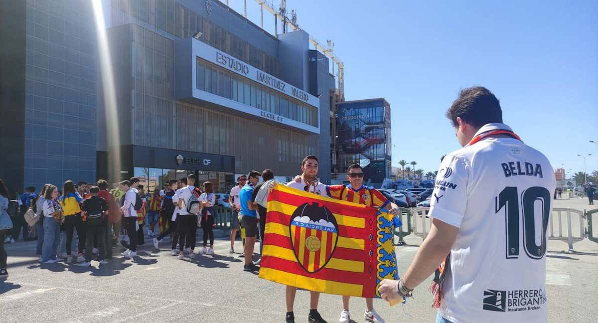 La afición del Valencia en Elche.