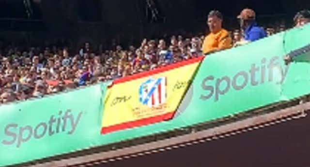 Retiran una bandera de España con el escudo del Atleti del Camp Nou