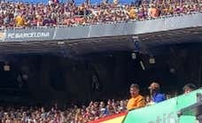 Retiran una bandera de España con el escudo del Atleti del Camp Nou