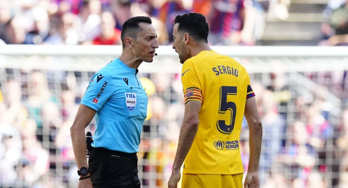 Busquets protestó airadamente la amarilla que le mostró Iglesias Villanueva en el Barcelona-Atlétcio./EFE