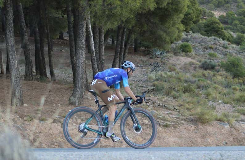 El indomable Valverde logra la victoria en su estreno en el gravel