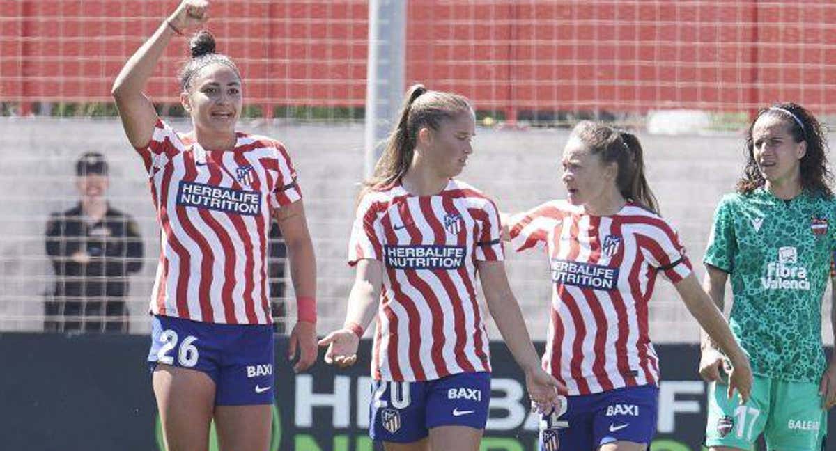 Lucía Moral 'Wifi' celebra su gol ante el Atlético junto a sus compañeras Andrea Medina y Banini y la levantinista Alharilla. /LALIGA