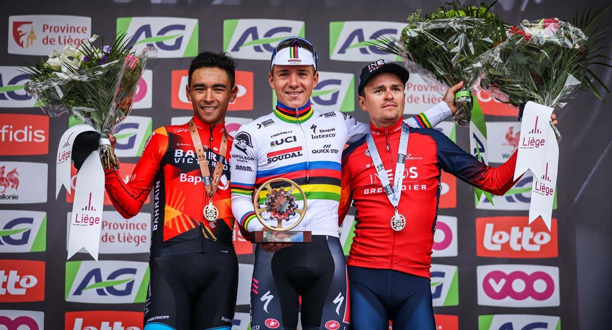 El podio de la Lieja-Bastoña-Lieja 2023. De izquierda a derecha: Santiago Buitrago (Bahrain Victorious, 3º); Remco Evenepoel (Soudal-Quick Step, 1º); y Tom Pidcock (Ineos Grenadiers, 2º). /ASO / MAXIME DELOBEL