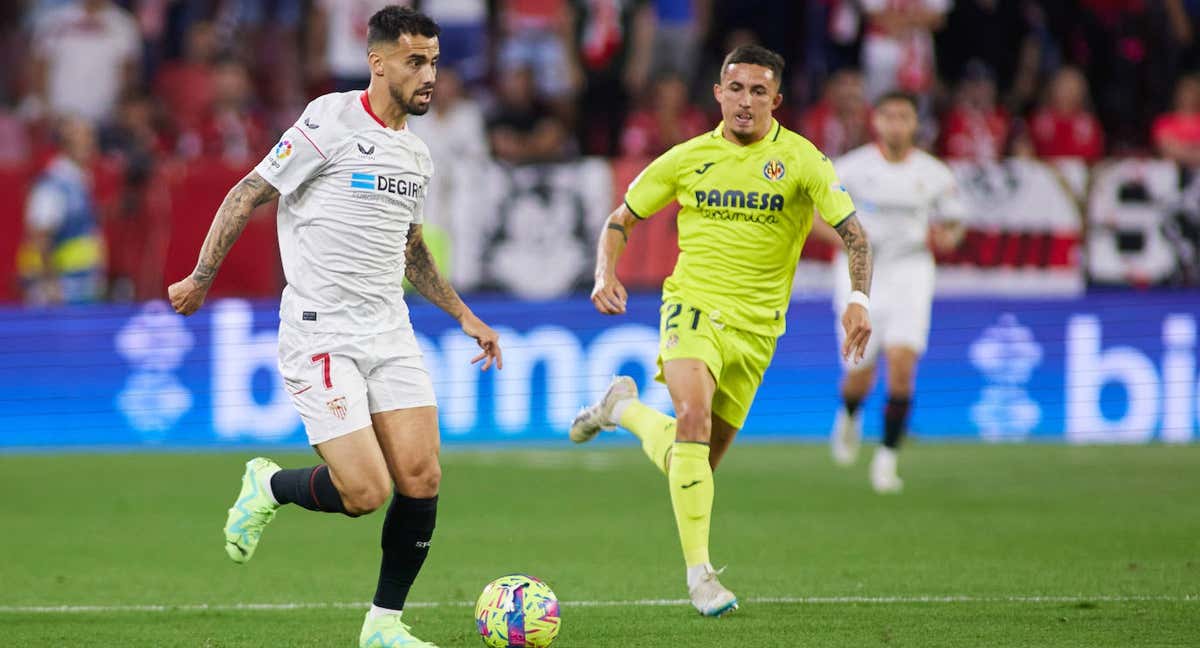 Suso conduce la pelota en el duelo ante el Villarreal /EP