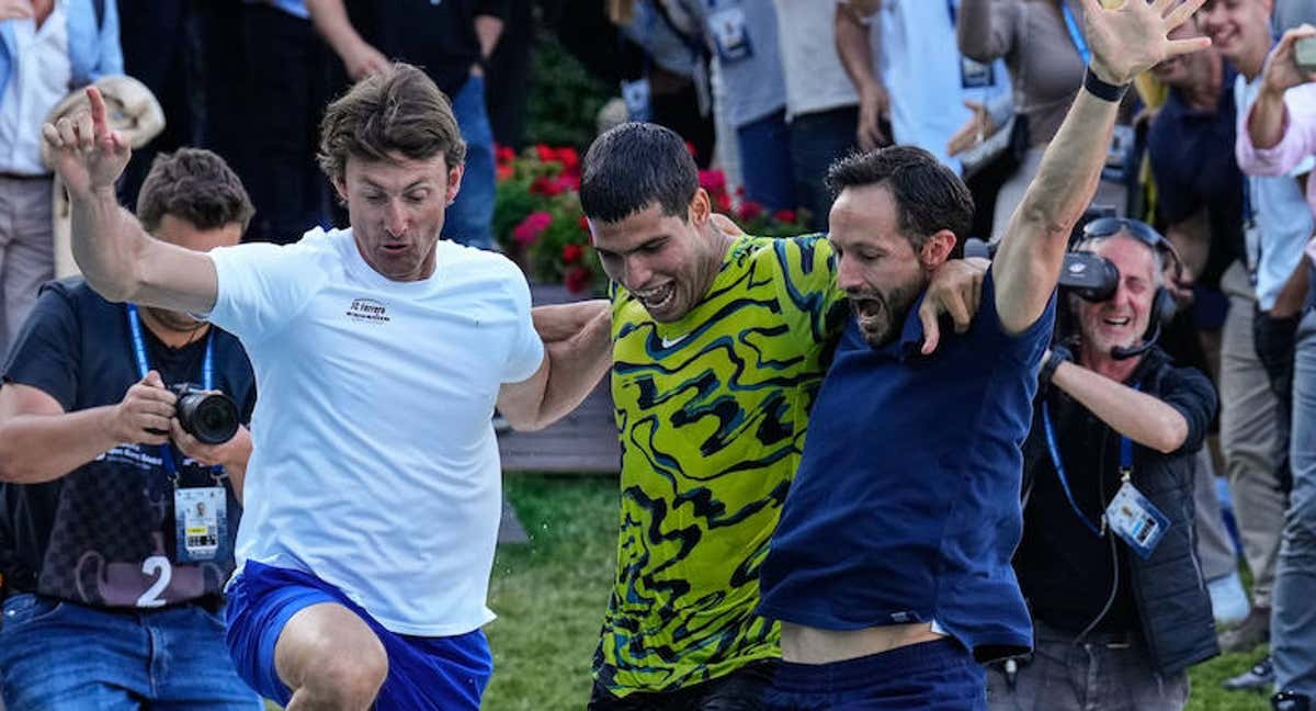 Carlos Alcaraz junto a Juan Carlos Ferrero, su entrenador, y Juanjo Moreno, su fisioterapeuta, en Barcelona. /EFE