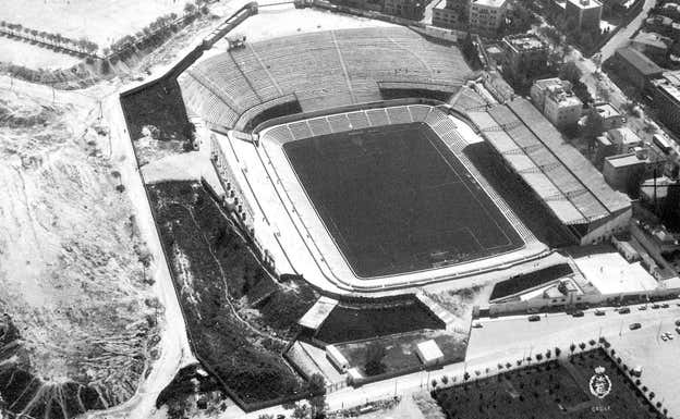 Vista aérea del estadio Metropolitano tomada por el Ejército del Aire en el año 1964.