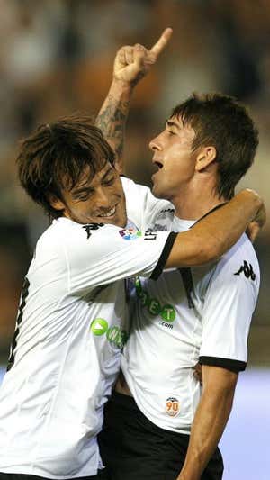 David Silva abraza a Pablo Hernández en un partido del Valencia.  AFP
