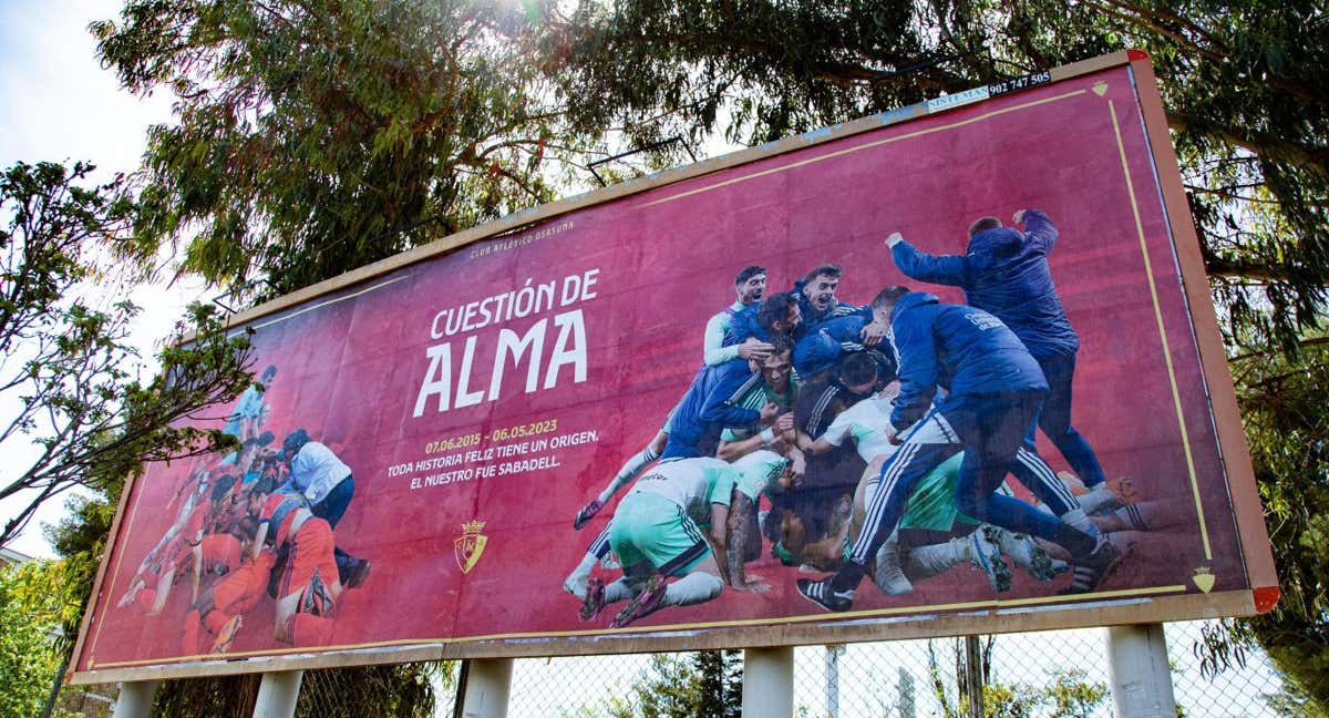 El cartel de Osasuna en los aledaños de Nova Creu Alta./OSASUNA