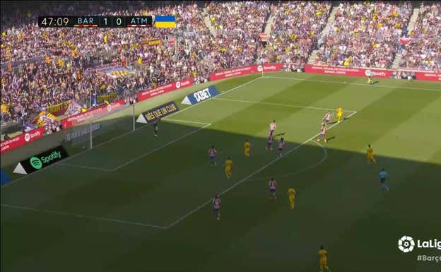 Raphinha encarando a Carrasco en área rival.