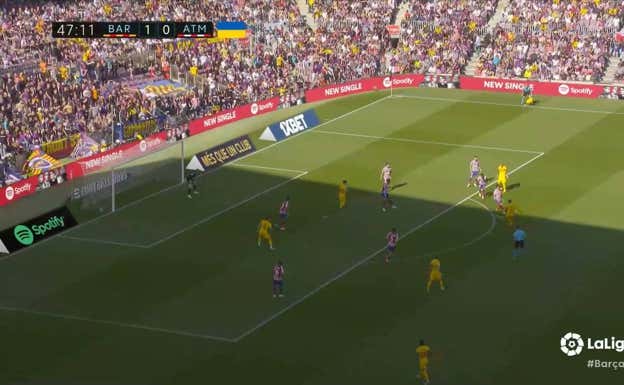 Tras fijar a su par, el brasileño asiste a Ferran que dispara a puerta desde el balcón del área.