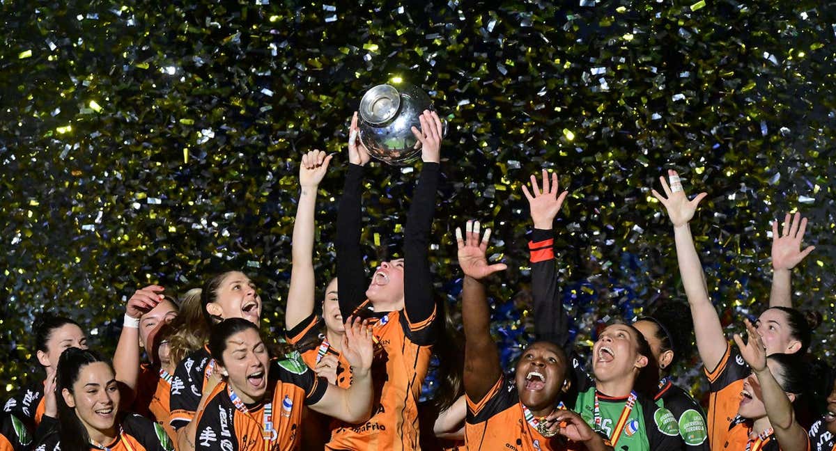 Las jugadoras del Bera Bera levanta su séptima Copa de la Reina.