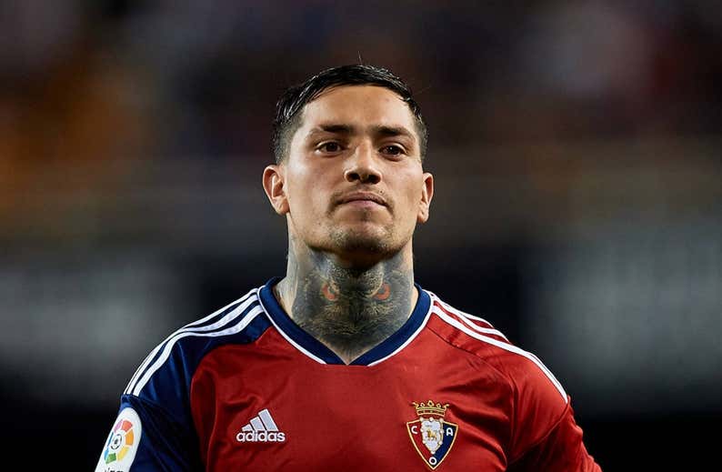 Peligro en Osasuna antes de la final de Copa por las molestias de Chimy y la expulsión de Abde