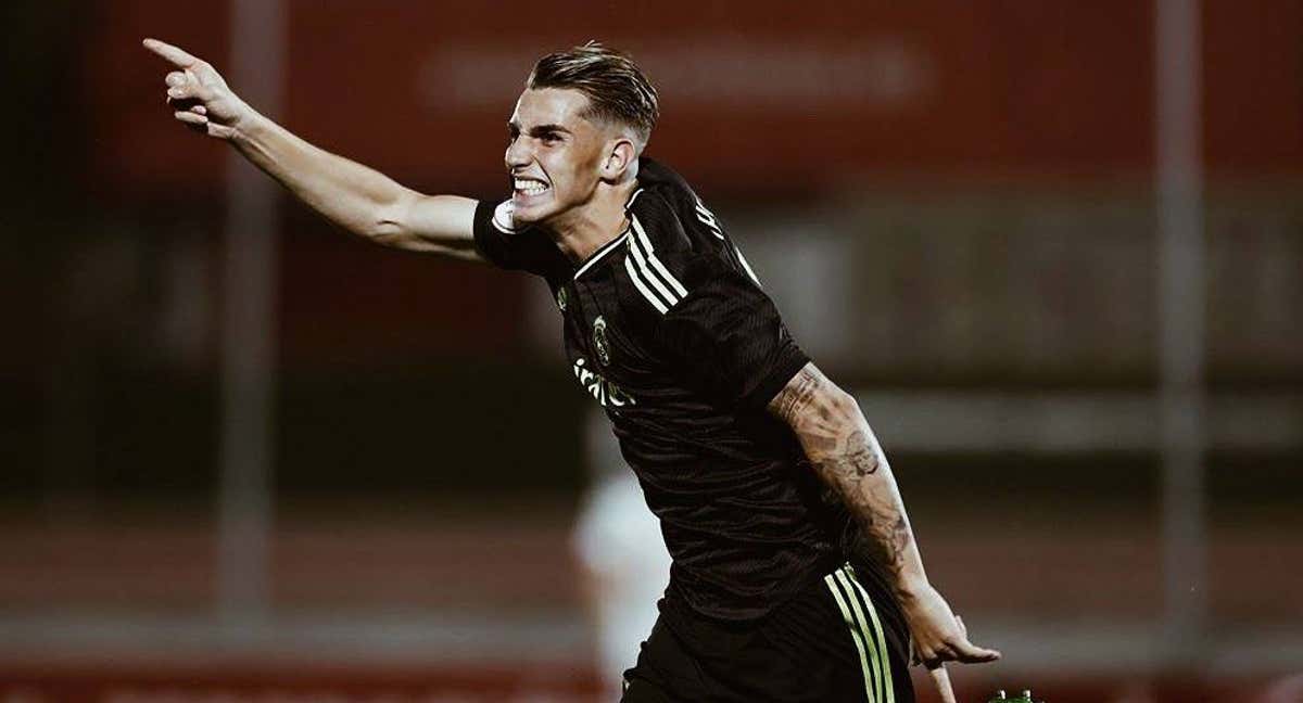 Iker Bravo celebra un gol con el Castilla.