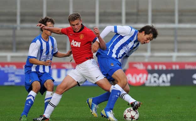 Jon Guridi (izquierda) y Andoni Ugarte (derecha) en un partido de UEFA Youth League contra el Manchester United en 2013  GETTY IMAGES