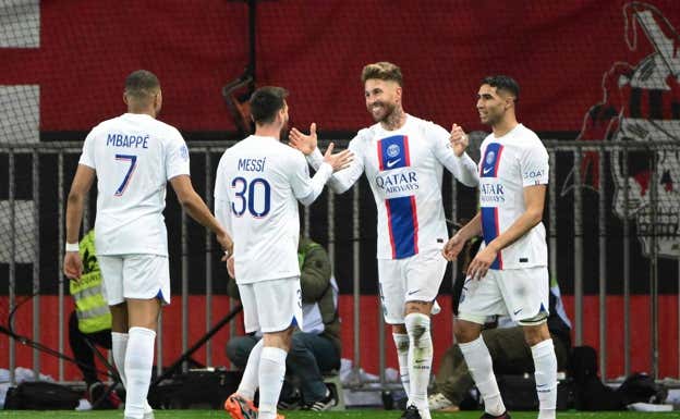 Mbappé, Messi, Ramos y Archaf en un partido del PSG.  AFP