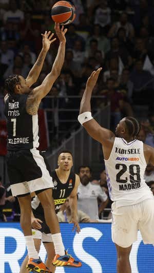 Kevin Punter lanza por encima de Yabusele. Efe