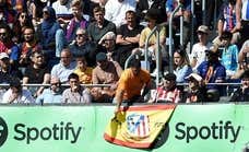 Konrad luce su bandera del Atleti y España en el Metropolitano