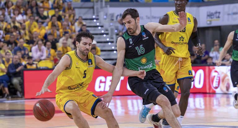 Bassas y Vives, durante una acción del partido.