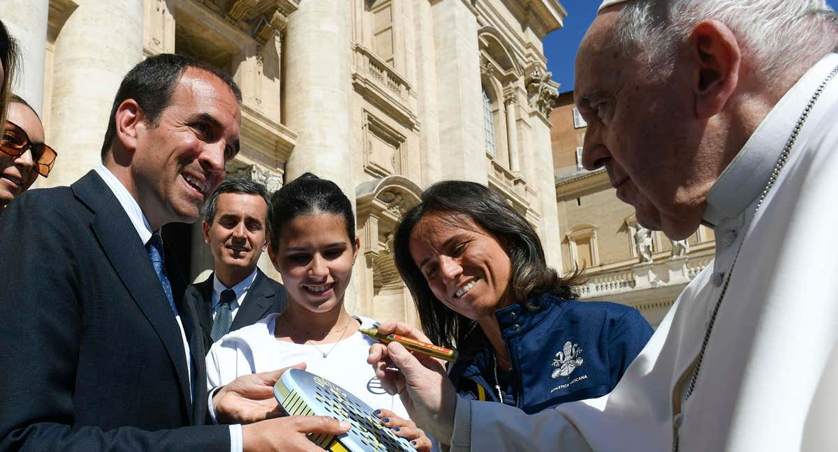 Papa Francisco firmando la pala. /VATICANS MEDIA