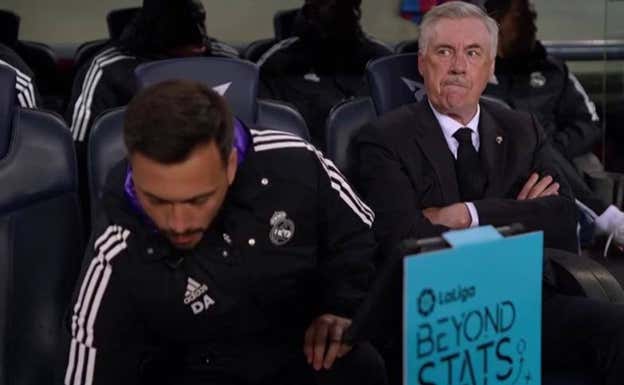 Ancelotti en el banquillo junto al sistema VRS de LaLiga. LALIGA