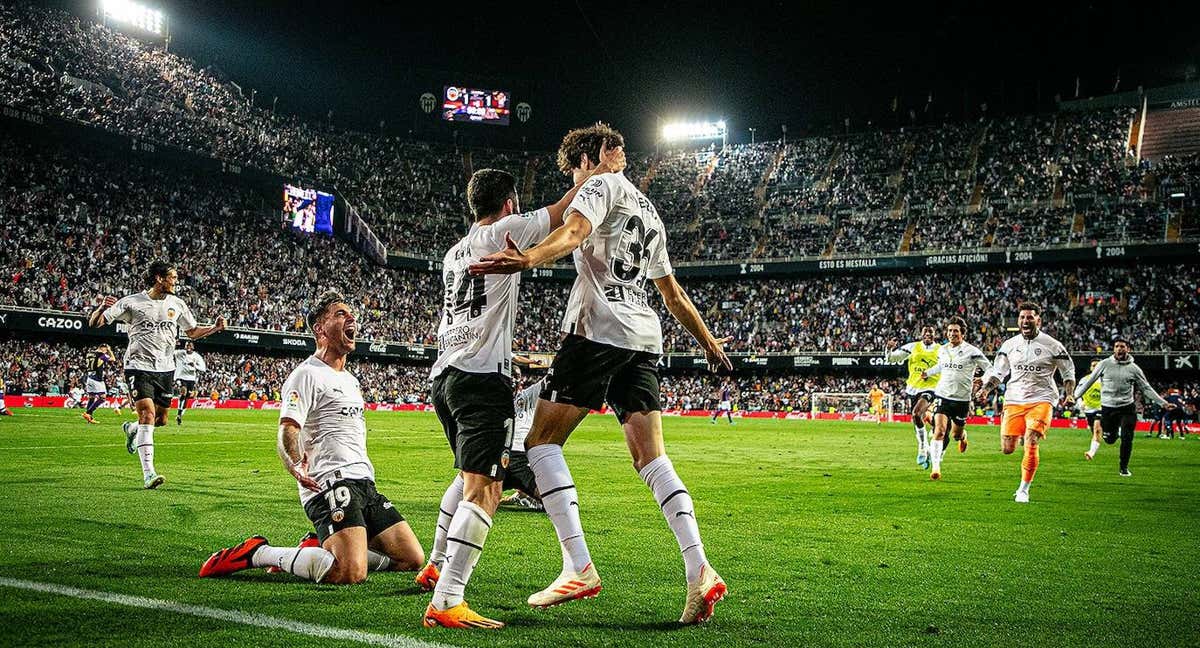 Javi Guerra celebra el gol con el equipo. /Valencia CF.