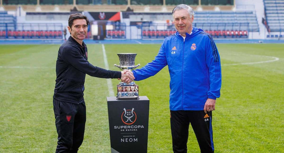 Marcelino saluda a Ancelotti antes de la Supercopa de 2022.