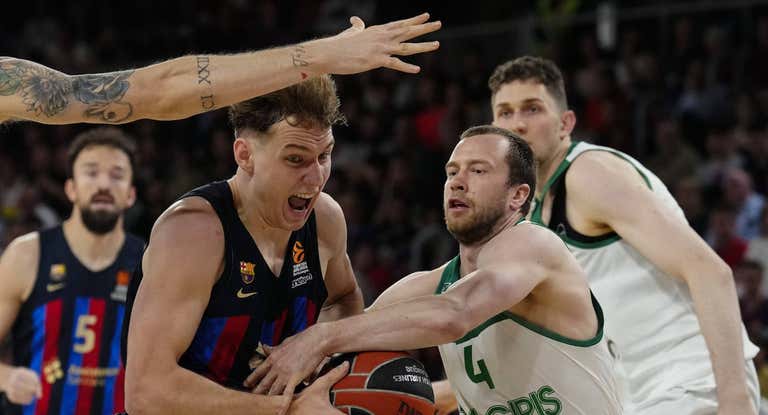 Rokas Jokubaitis pelea un balón ante Lekavicius.
