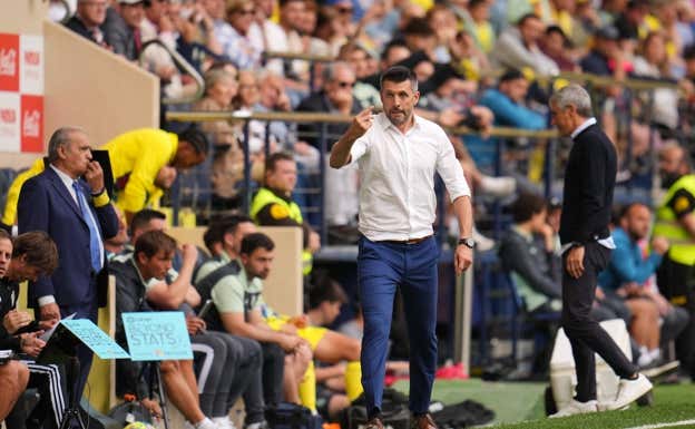 Pezzolano al lado de varias pantallas del sistema VRS de LaLiga. AITOR ALCALDE/GETTY IMAGES