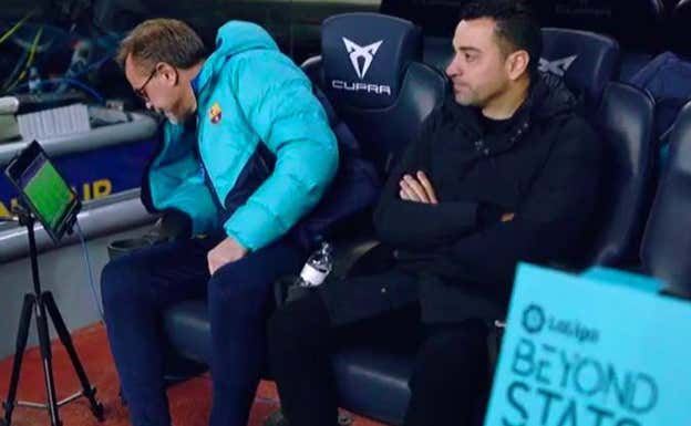 Xavi en el banquillo con los sistemas VRS de LaLiga. LALIGA
