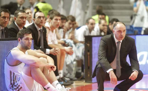 Felipe Reyes espera a ser llamado por Laso para entrar a jugar. Año 2012. EFE