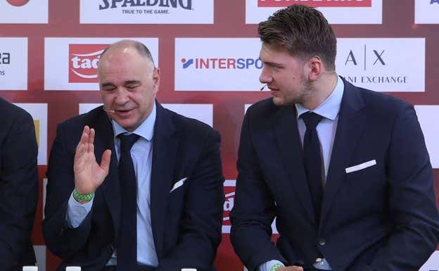 Laso y Doncic, en una rueda de prensa de 2018.  EFE