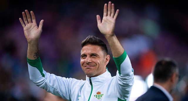 El emotivo homenaje a Joaquín acaba con lesión y cambio