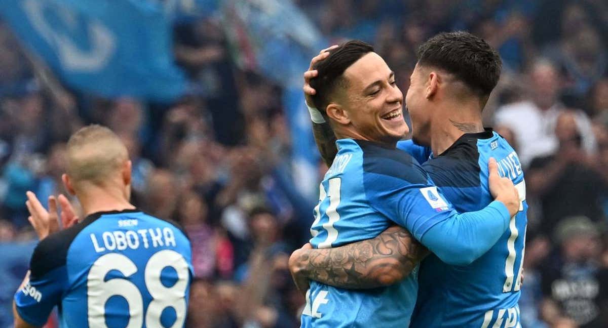 Olivera y Raspadori se abrazan tras el gol del uruguayo. /AFP