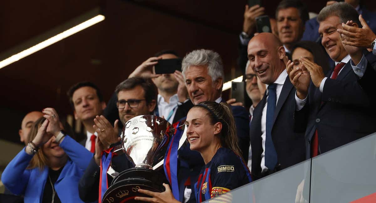 Alexia Putellas recibe el título de Liga de manos del presidente Luis Rubiales.