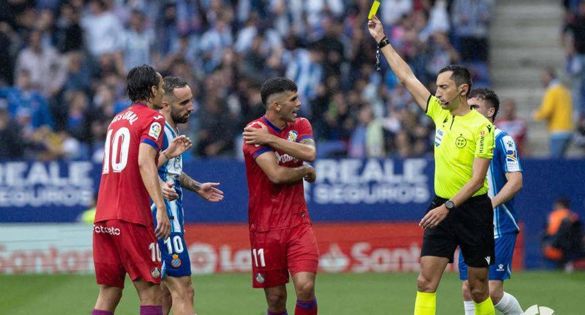 Aleñá protesta el penalti señalado por Sánchez Martínez./LaLiga