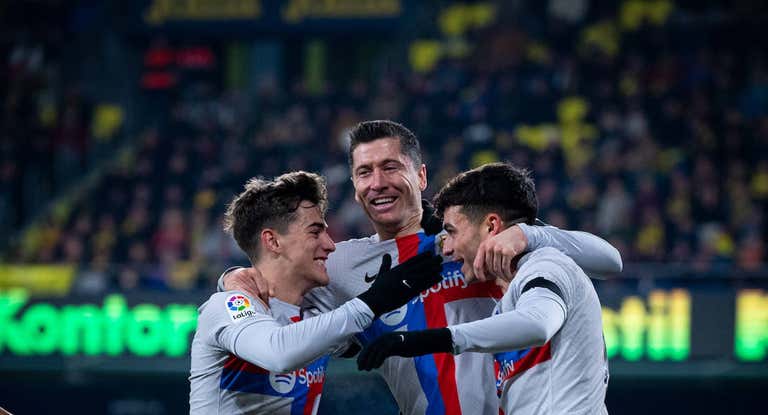 Lewandowski celebra un tanto junto a Pedri y Gavi.