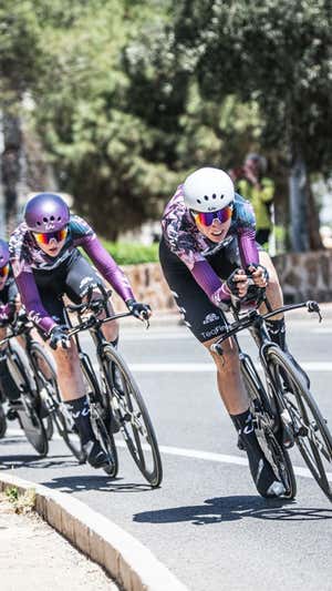 Mavi García lidera la fila de Liv Racing - TeqFind durante la CRE de Torrevieja.  UNIPUBLIC / CHARLY LÓPEZ