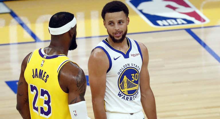 Curry y James, en un partido entre Lakers y Warriors.